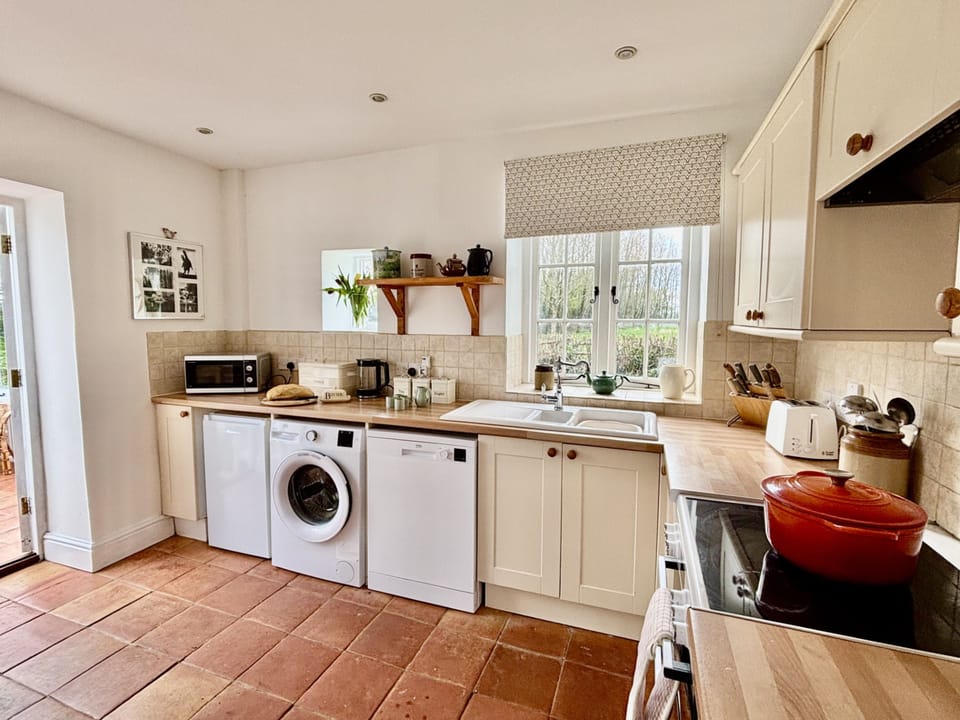 South Cottage, Alweston, Sherborne: The bright kitchen has a lovely view across the extensive garden