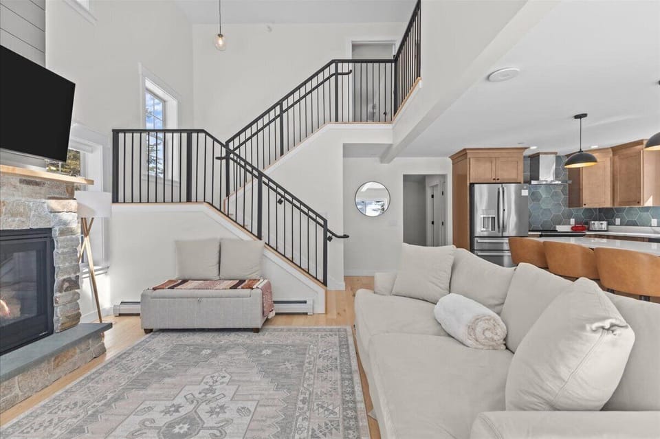 Modern Stowe Retreat: New Build near Skiing&Town (7209)