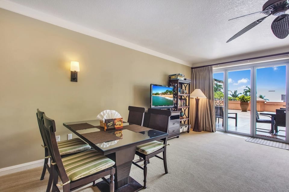 Bright living area with balcony access and garden views HKH-229