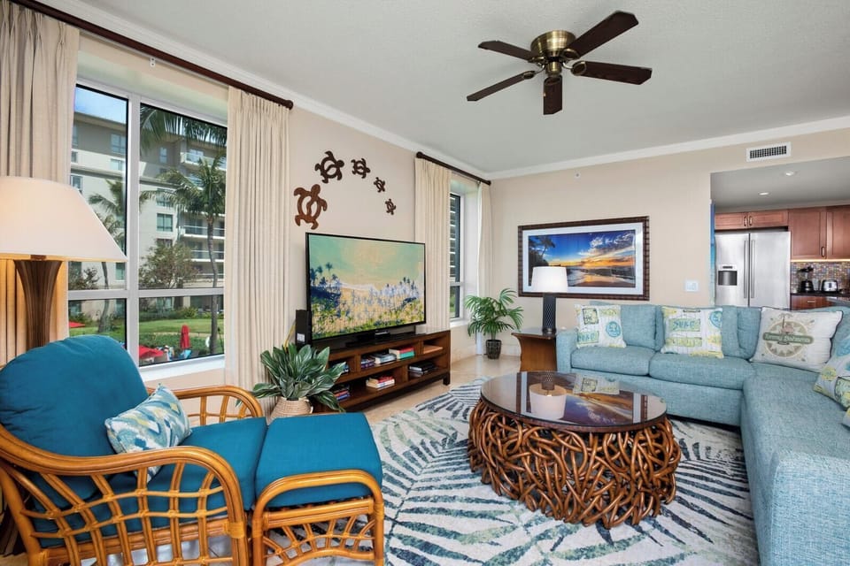 Living room flows into paradise with wall-to-wall glass sliders HKK-201