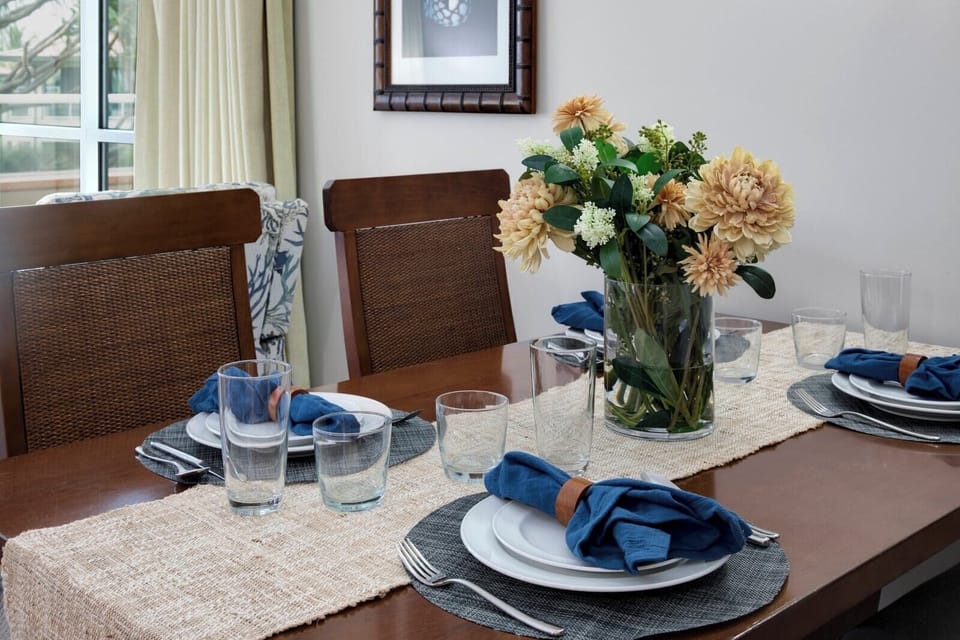 Elegant table setting with navy napkins and fresh floral centerpiece. HKK-220