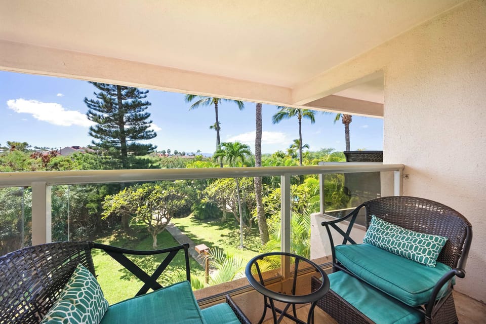 Grab a quick coffee and soak in the fresh, natural breeze and panoramic view of the nature while seated in the balcony, whether alone or with a companion.