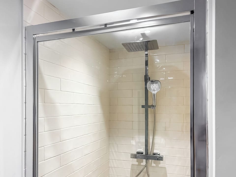 Bathroom | Housmans Cartshed, Bournheath