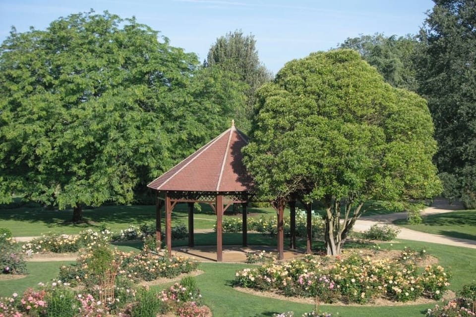 Parc Floral La Roseraie - 0.2 miles away from the property