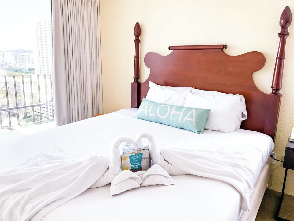 Slip into vacation mode with welcoming touches and fluffy linens.