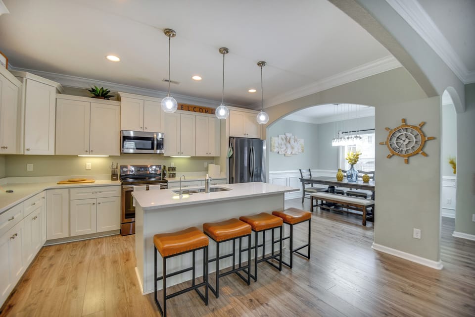 Breakfast Bar | Kitchen | 1st Floor