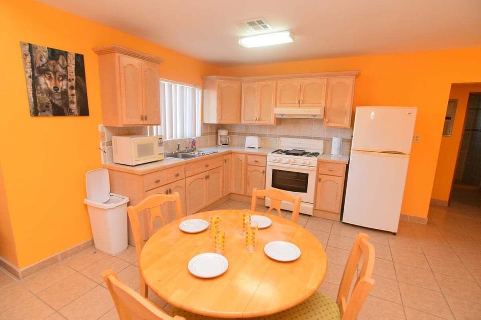 Quick breakfast or coffee? This kitchen table at Casa del Sol in El Dorado Ranch San Felipe BC is perfect for casual dining.