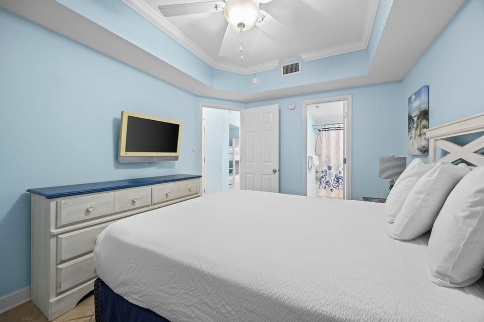 Tropic Isles 302 - Queen bedroom