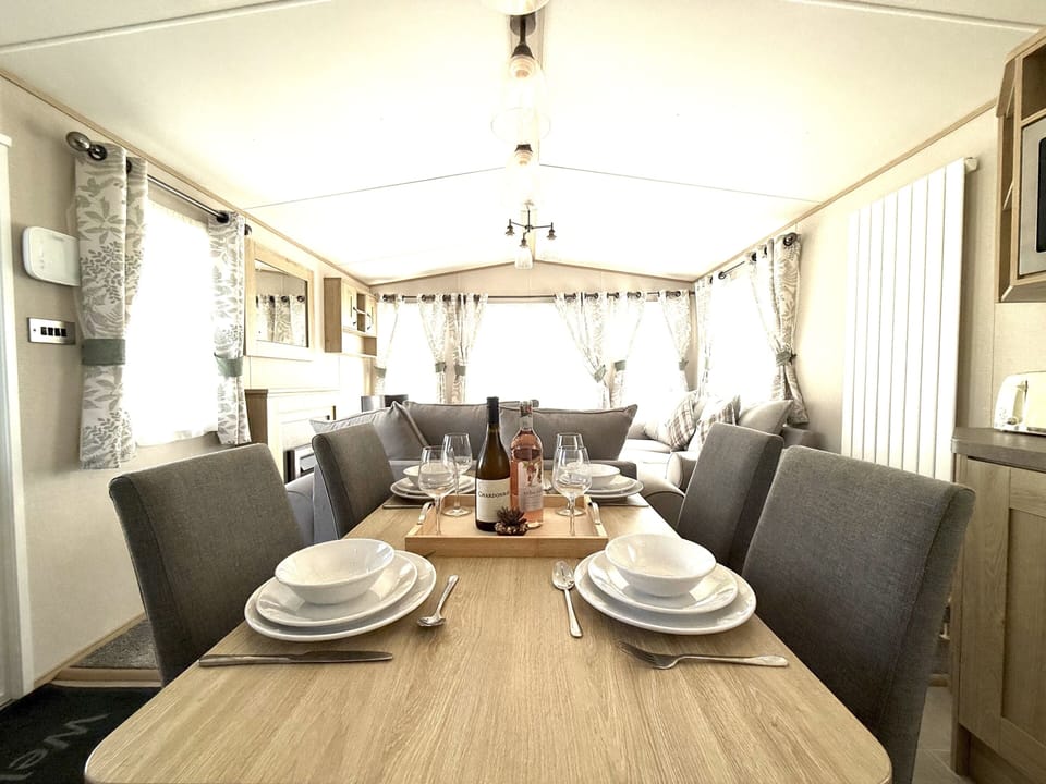 Dining / Restaurant