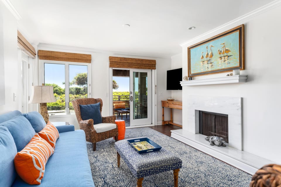 Living Area (Fireplace Not Available for Guest Use)