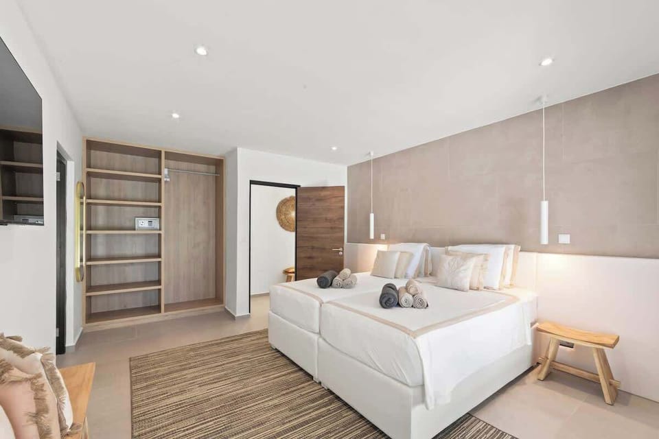 De ruime kledingkast in slaapkamer 4
