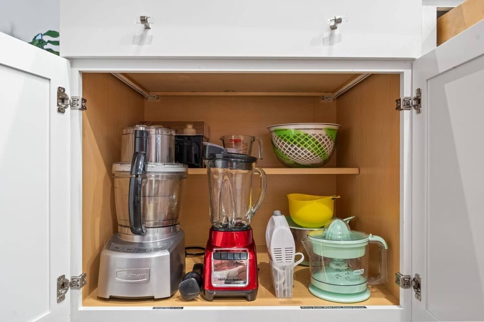 From kneading bread or pizza dough to blending margaritas, whipping up a cake, juicing fresh Florida oranges, or tossing a crisp salad—we’ve got every tool you need to make it happen.