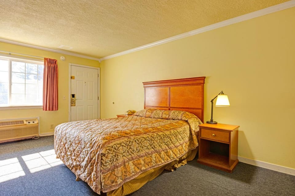 Bedroom. Interior and views may vary based on location and availability.