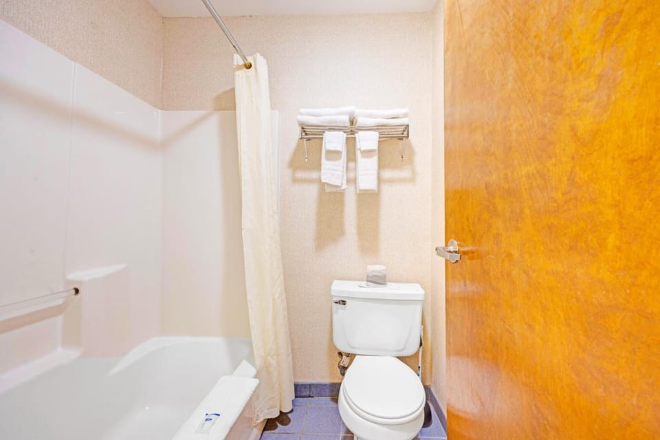 Enjoy fresh towels and an easy, no-fuss bathroom setup.