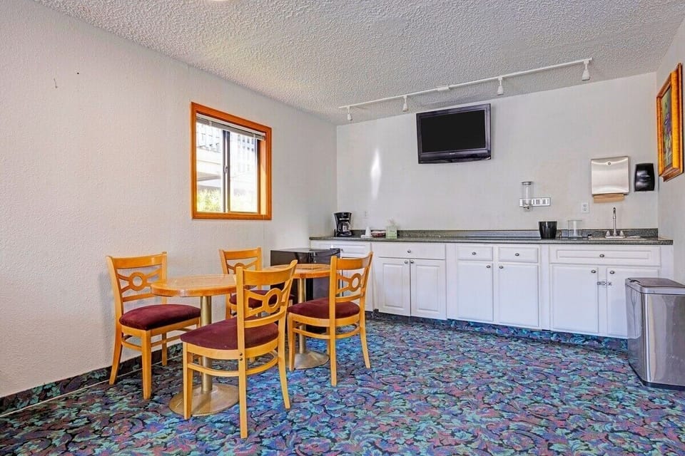 Dining Lounge