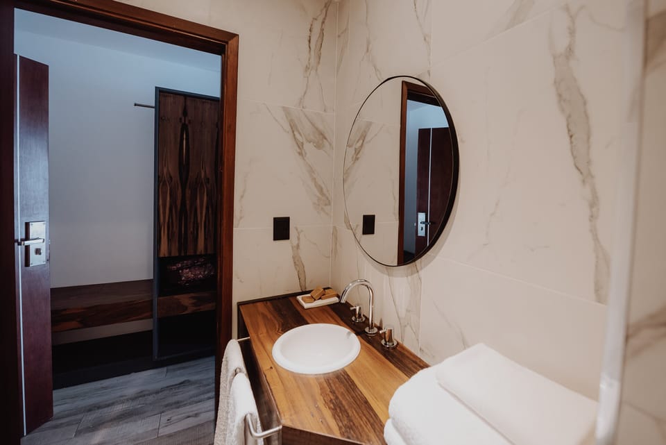 Prepare effortlessly with bright mirrors and fresh, fluffy towels.