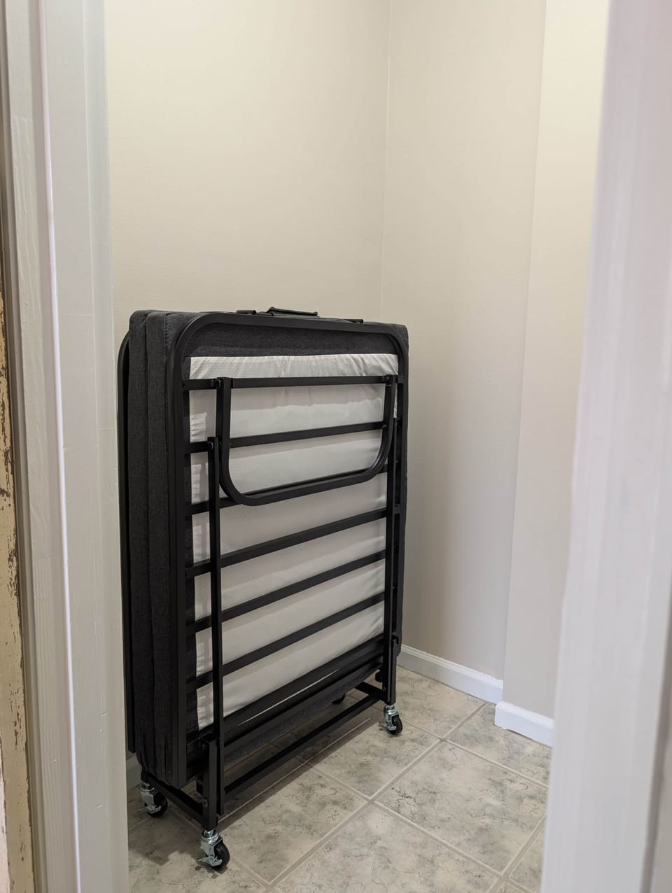 Single foldout bed