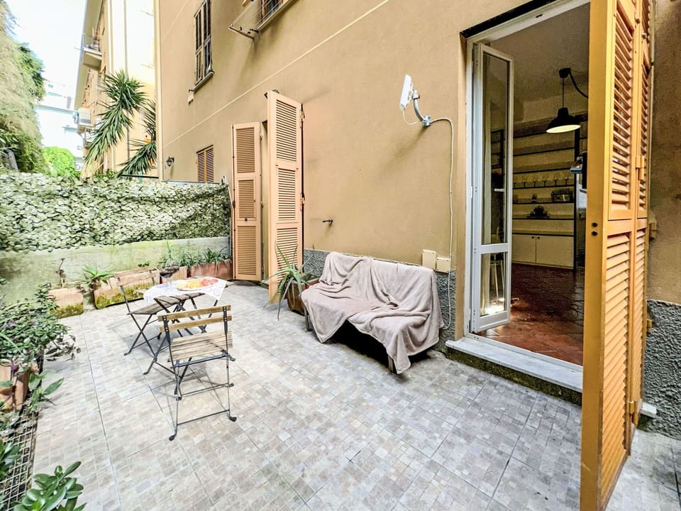 Shrub, Residential Area, Urban Design, Garden, Apartment, Hedge, Groundcover, Hacienda, Balcony, Estate