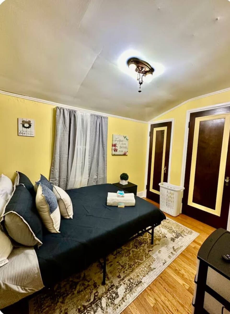 Comfortable bedroom featuring a cozy single bed, soft lighting, and a peaceful atmosphere. Ideal for rest and relaxation, with enough space for essentials and a calm, inviting feel.