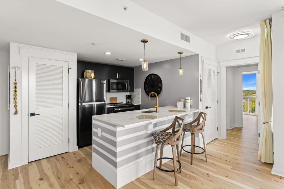 Kitchen with Breakfast Bar