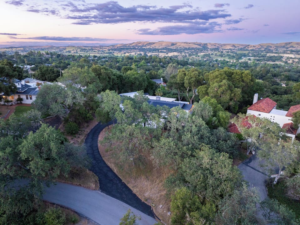 Enjoy the endless horizon from this peaceful countryside retreat.