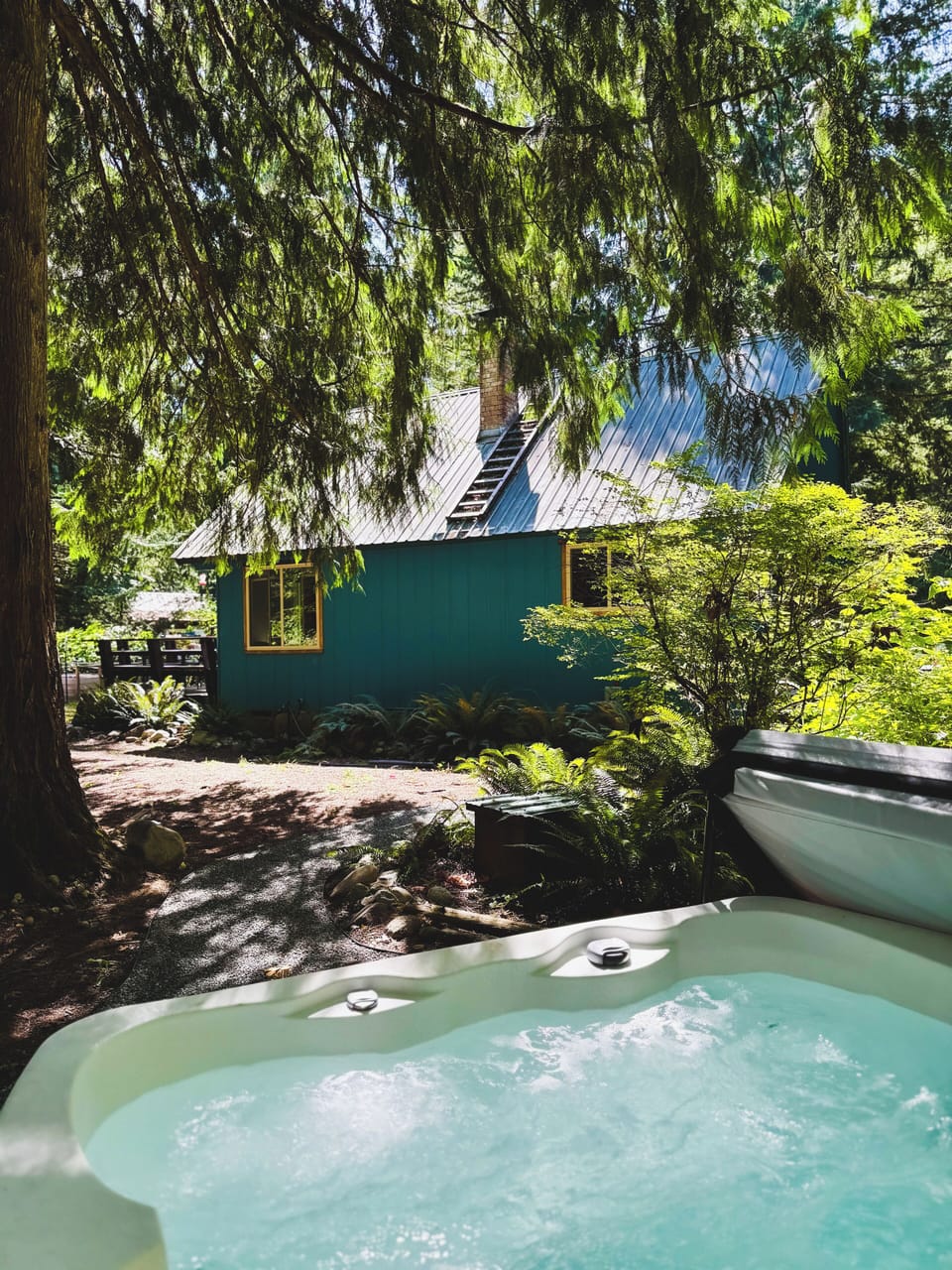 Outdoor spa tub