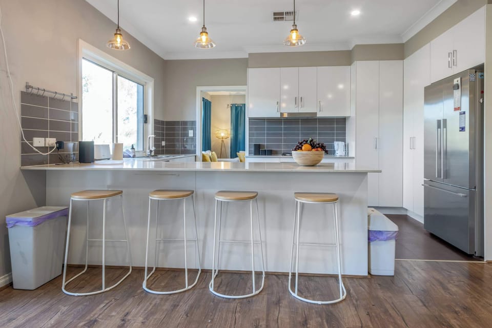 Full kitchen with breakfast bar