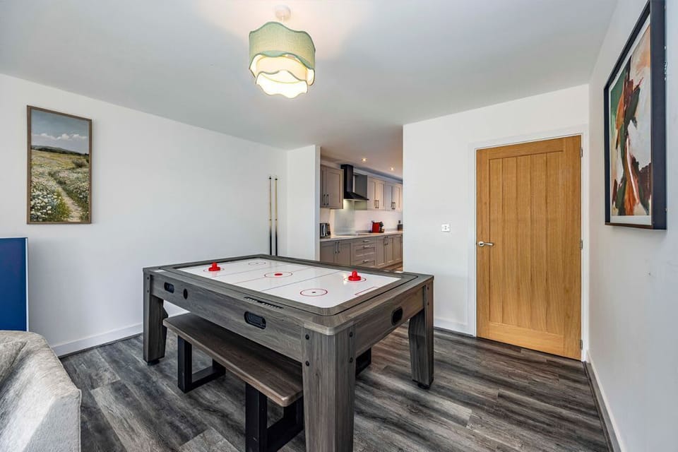 2 Riverside Mews