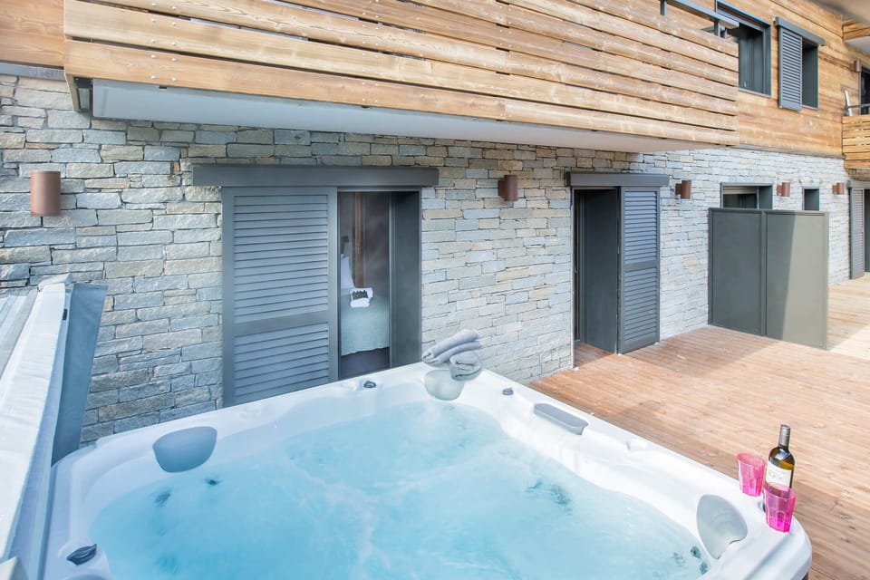 Outdoor spa tub
