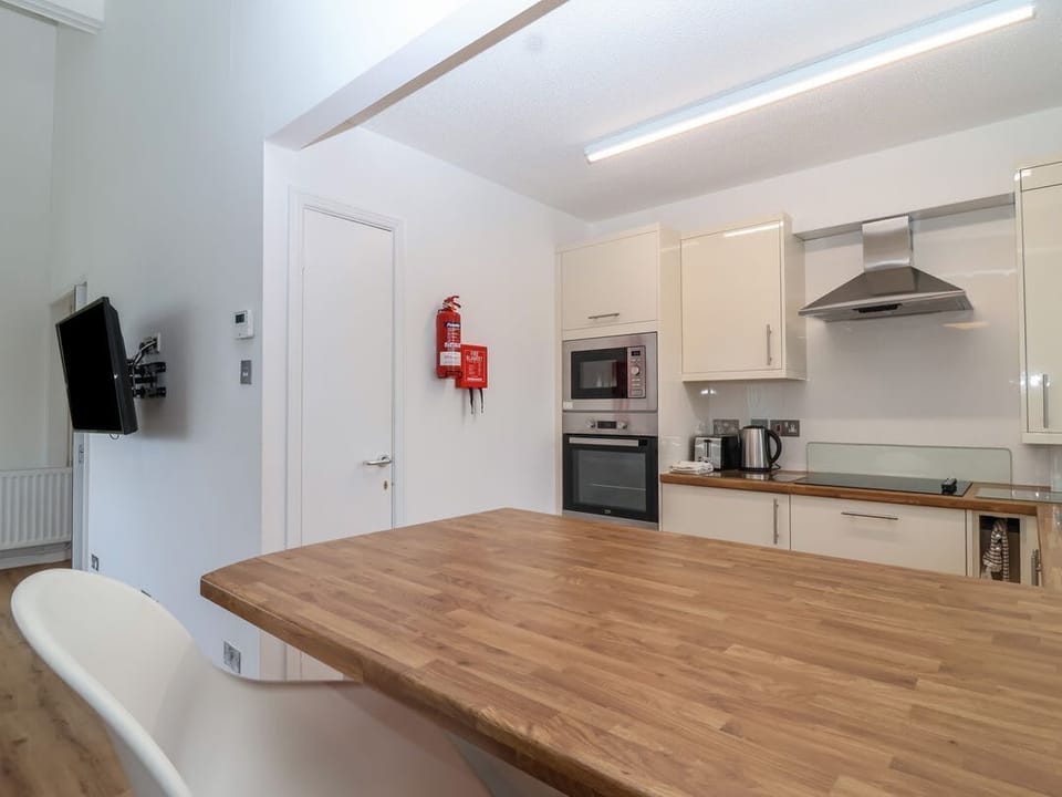 Harcombe House Bungalow – Pet Friendly with Wet Room
