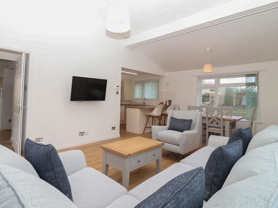 Harcombe House Bungalow – Pet Friendly with Wet Room