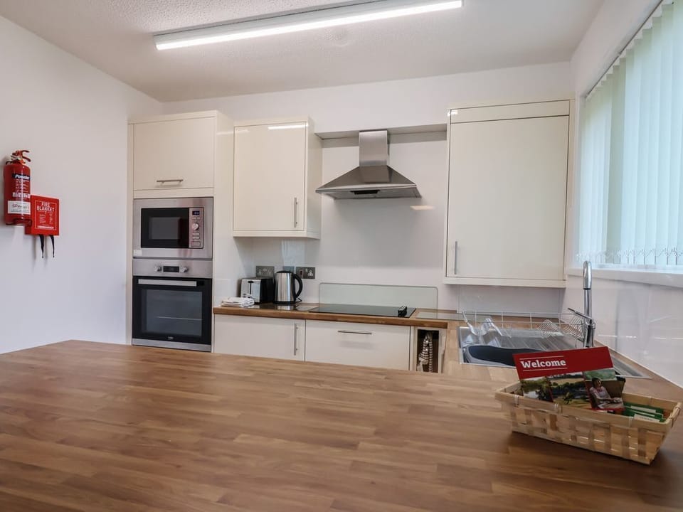Harcombe House Bungalow – Pet Friendly with Wet Room