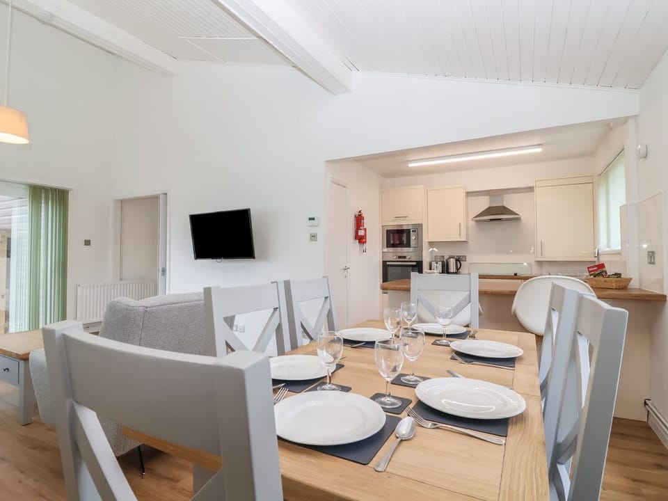 Harcombe House Bungalow – Pet Friendly with Wet Room