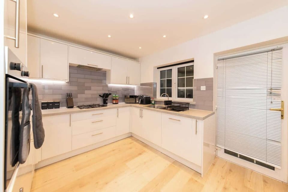 Kitchen opens straight into the dining room. Cook, chat, serve, and nobody gets stuck in the galley alone. Proper family flow, proper hosting for any gathering.