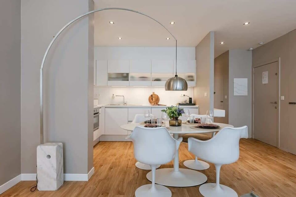 Dining table and fully-equipped kitchen