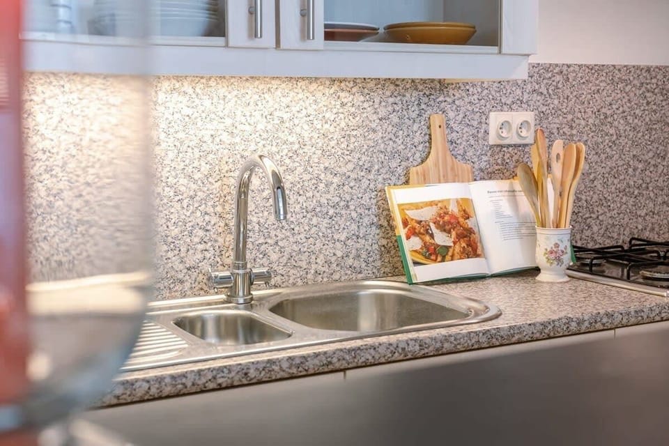 Kitchen sink and fresh kitchen styling

