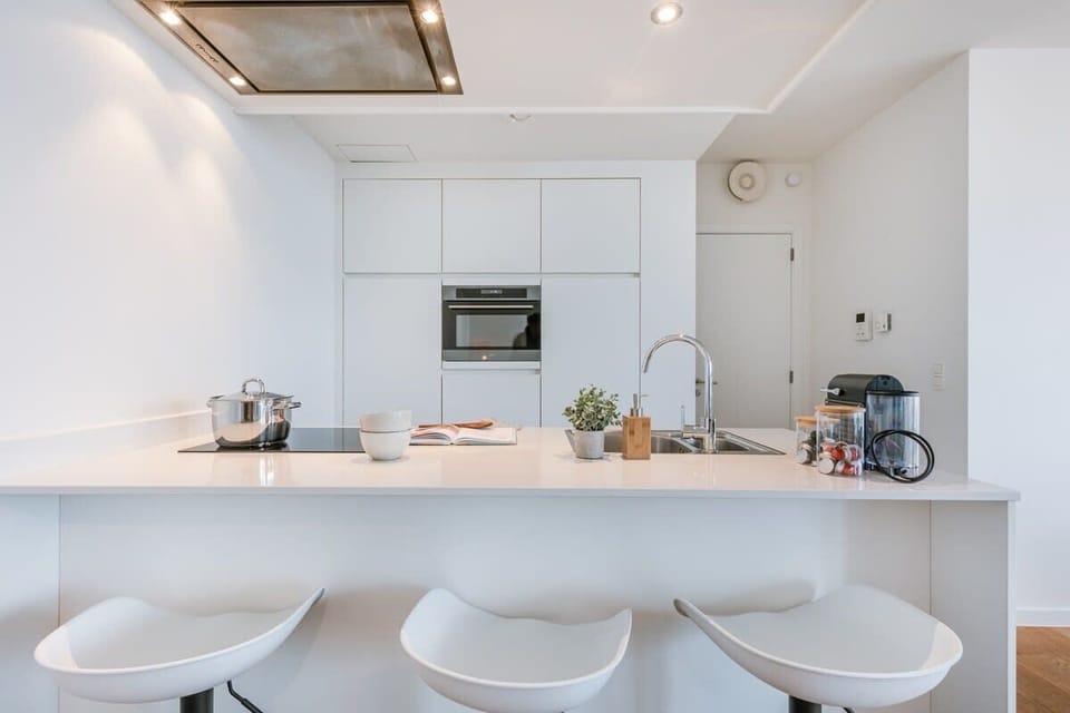 Minimal kitchen design — clean, bright, effortless.
