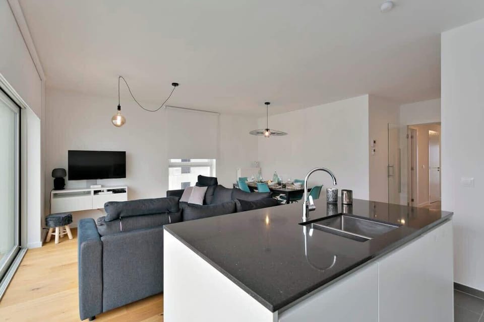 Modern, open plan kitchen (fully equipped)