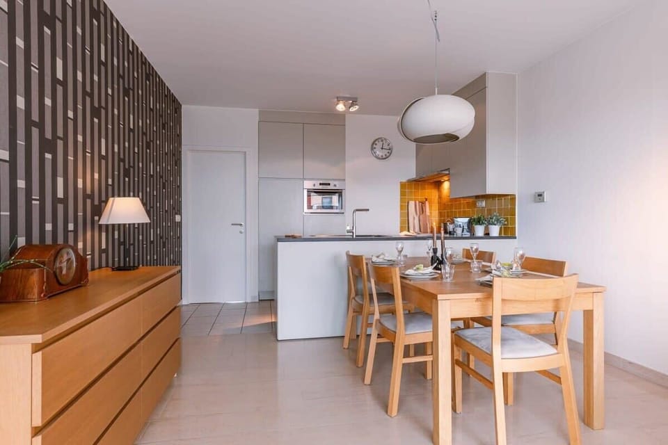 Dining space for 5 