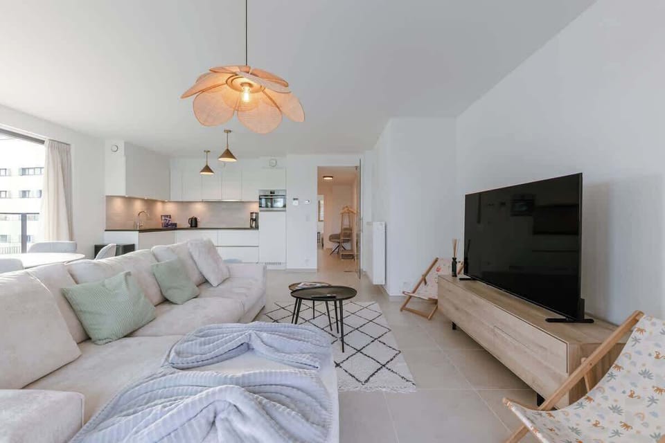 Bright modern living room – Spacious and inviting