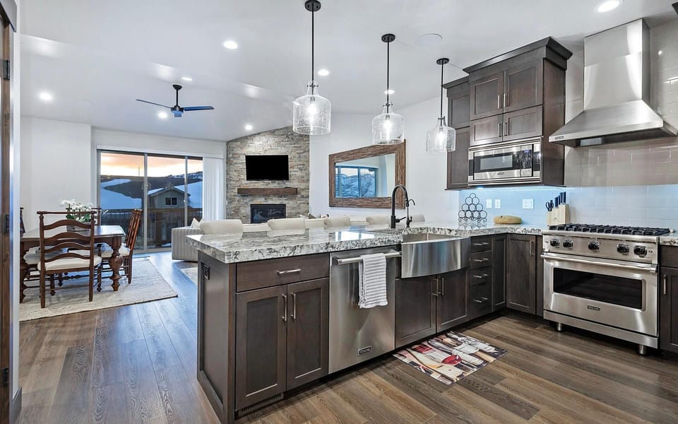 Chef's kitchen with viking appliances, well equipped and stocked