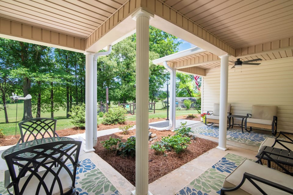 Front porch area ideal for coffee/drinks