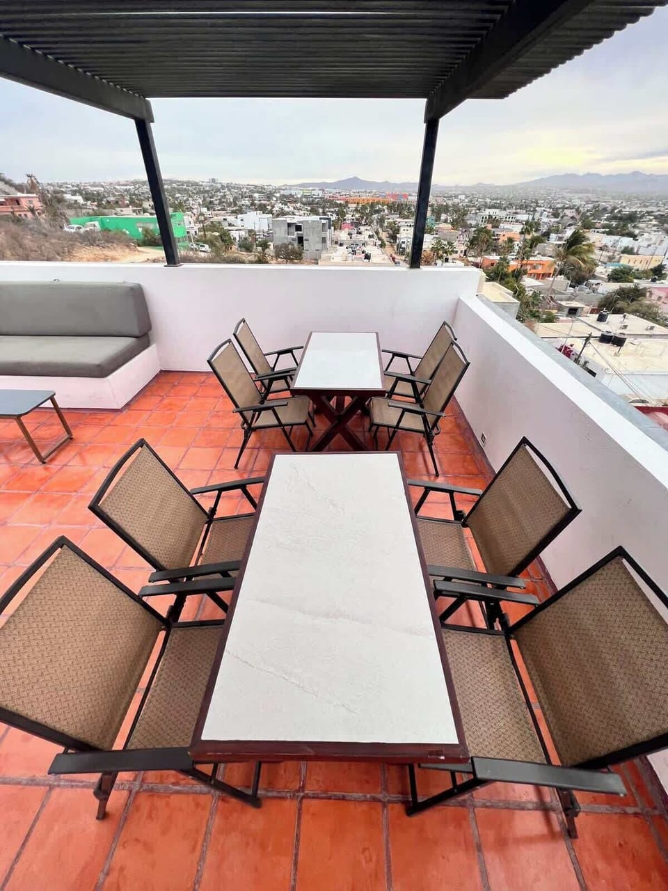 Shared patio w/ long dining table, great for group meals & gatherings