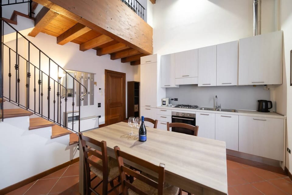 Coffee/tea facilities,Kitchen or kitchenette,Dining area