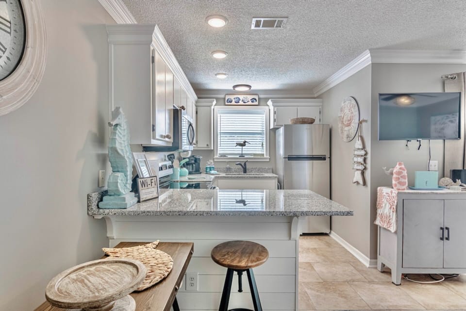 Well equipped kitchen with all you need for meals/snacks.