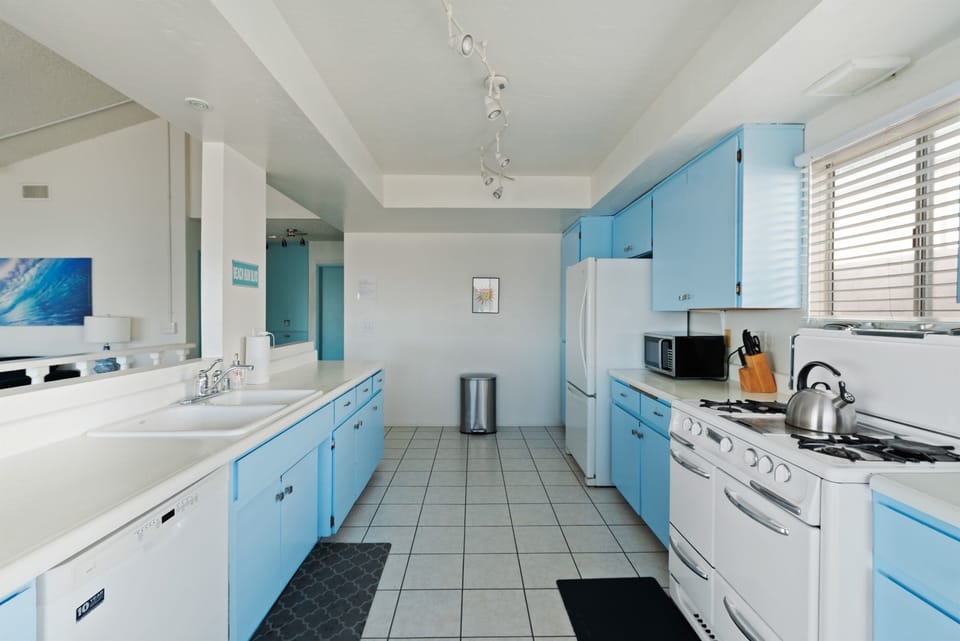 Fully equipped kitchen with full-size appliances