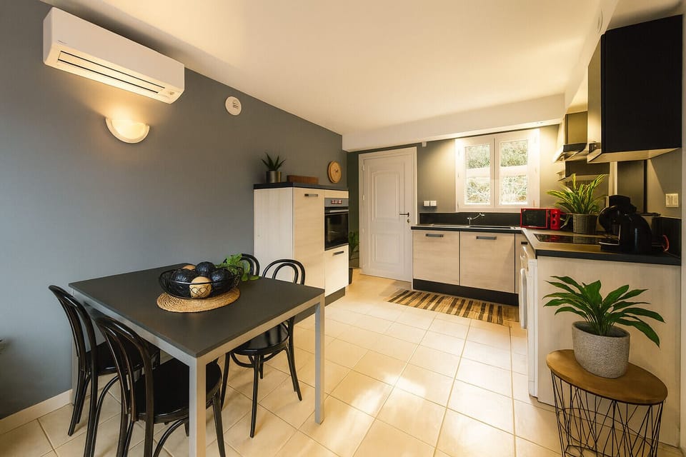 Fully fitted and equipped kitchen + dining area