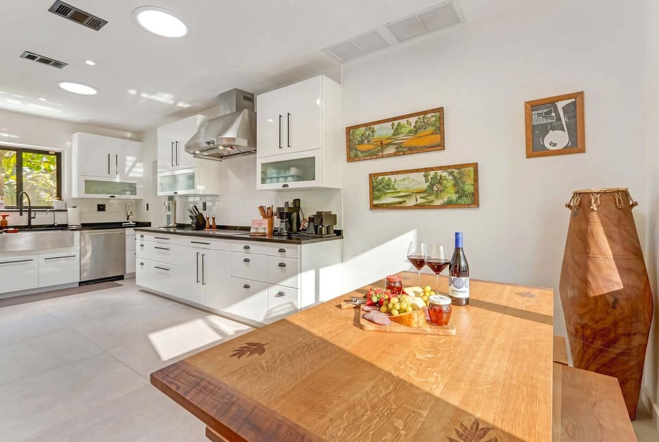 Kitchen | Provides a small table + large cooking area