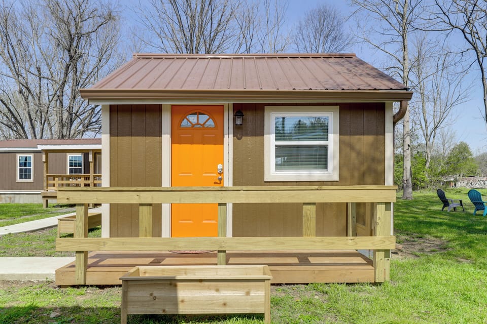 Cabin Exterior | Shared Parking Lot (1 Vehicle)