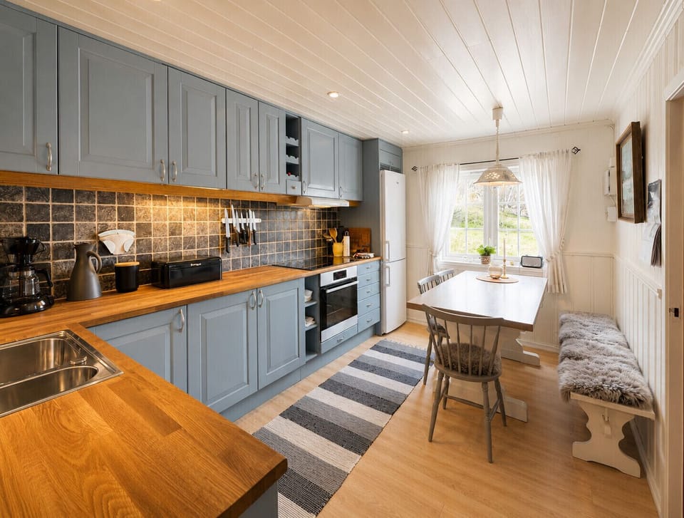 Full equiped kitchen with natural light and dining table